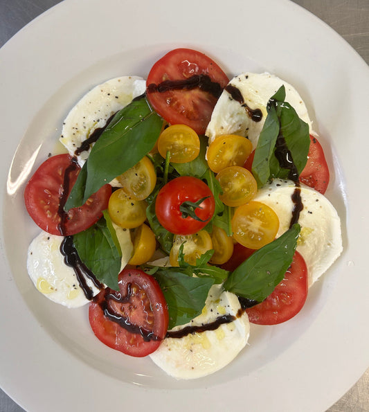 Caprese 😋🧀🍅🇮🇹 A hero dish always sings out to you if you start off with hero products! This is a simple classic “Caprese” but it always needs the Rolls Royce of produce to nail it, otherwise it’s a forgetful mouthful of mediocre mush!